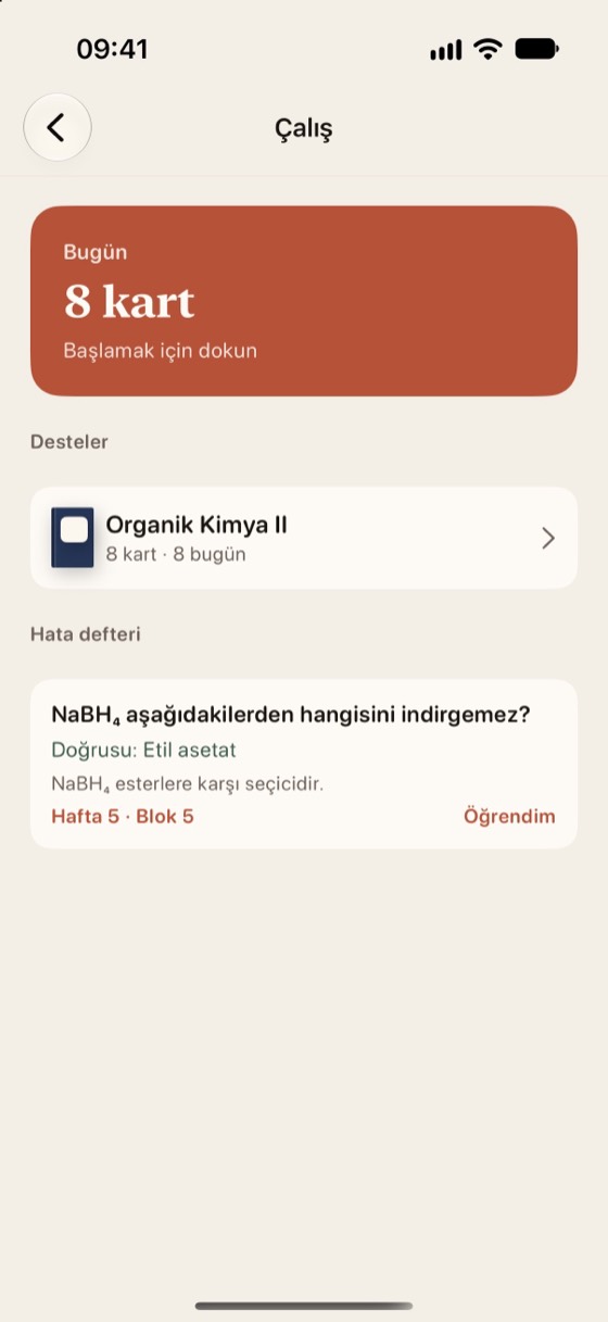 Çalış ekranı: bugün tekrar edilecek 8 kart, desteler ve yanlış cevapları toplayan hata defteri.
